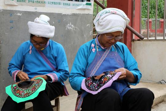 民族刺绣托起致富梦——罗平县刺绣产业带动妇女创业就业纪实
