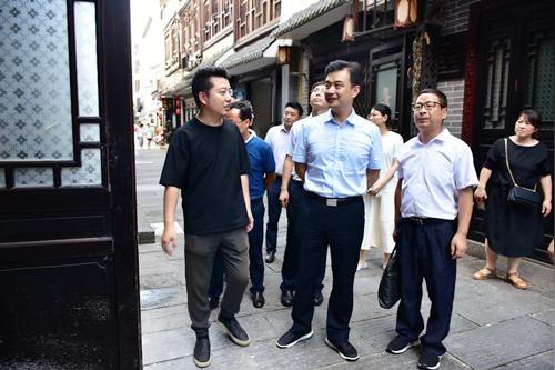白云峰调研风车坪社区创新创业文旅街项目