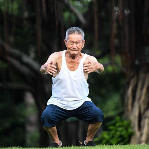 70岁的老人在南宁市如何办市民卡？