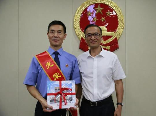 “虽然简单，但是小中见大”——这是一场专属他的荣休仪式