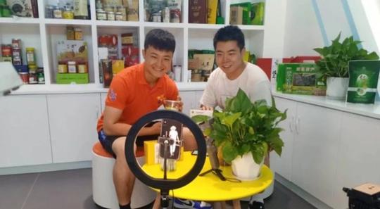 甘肃陇南：大学生暑期三下乡直播带货助力脱贫