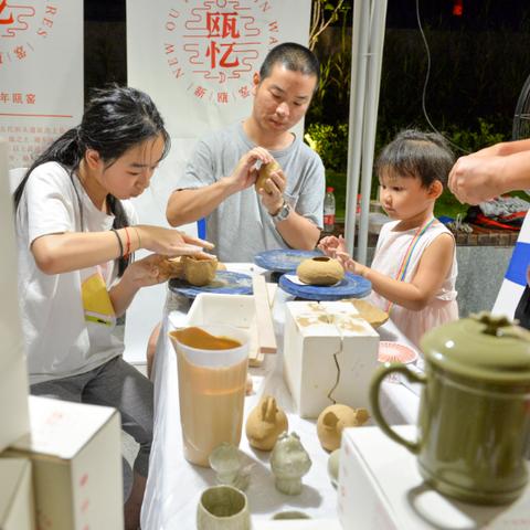 银行 “理财夜市”潮再起 2025银行理财规模增量或达2-3万亿元