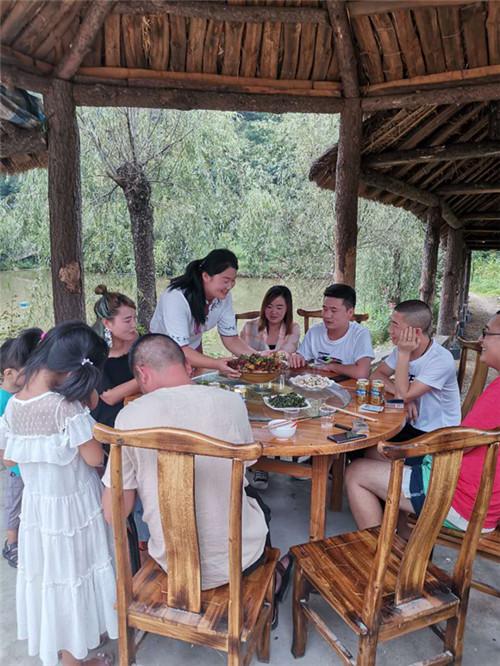 【好评中国】手绘|红色引擎驱动乡村蝶变