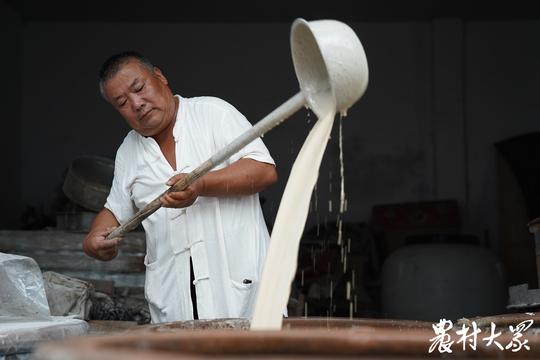 老村里的新酒坊——十七代古法酿酒，跌跌撞撞的传承