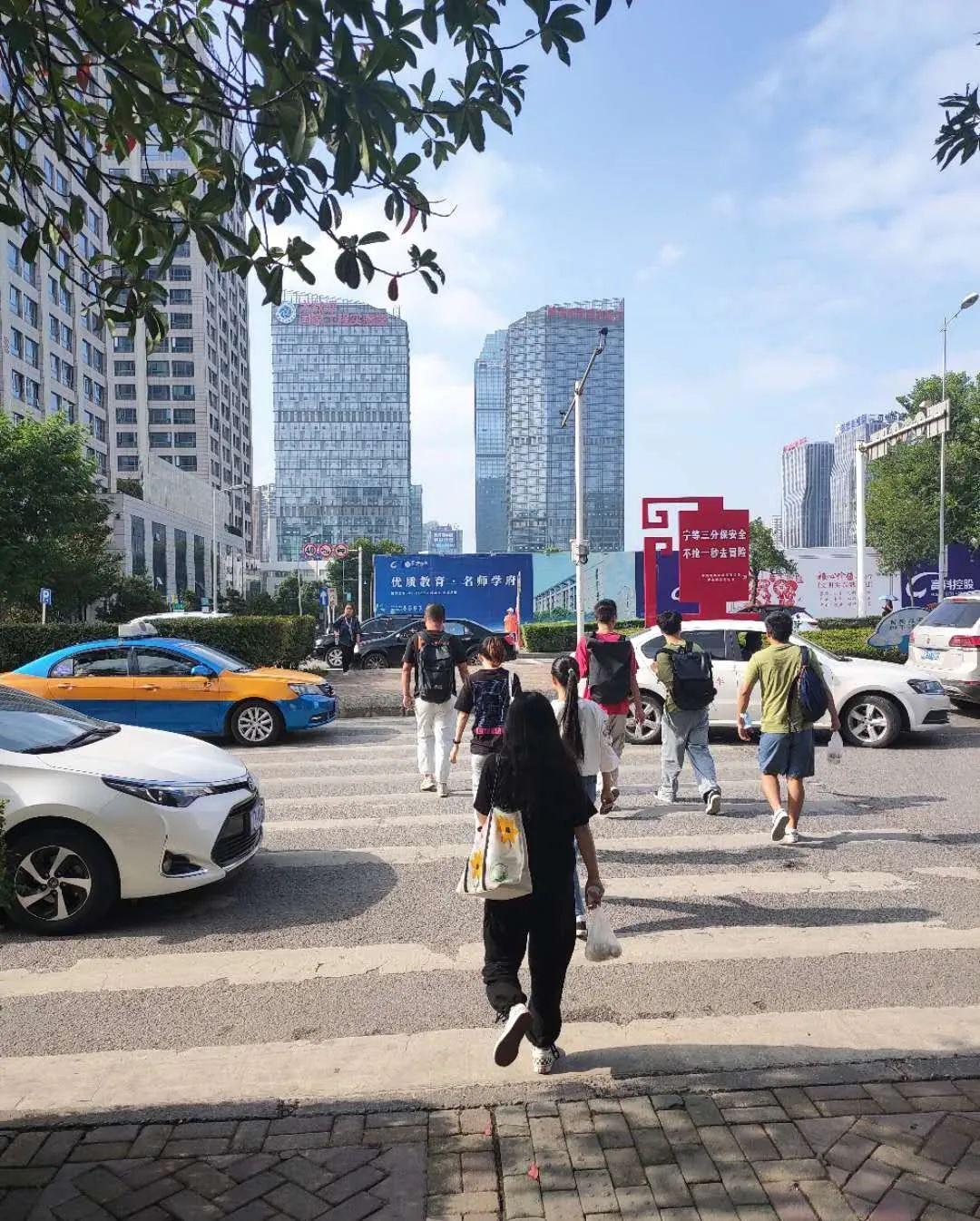 斑马线和人行道红绿灯图片为什么有的路段有人行道但却没有红绿灯