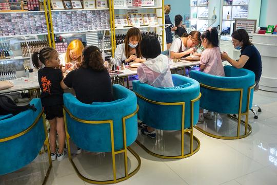 全国近40万家街边美甲店，装满了女孩们的创业幻梦
