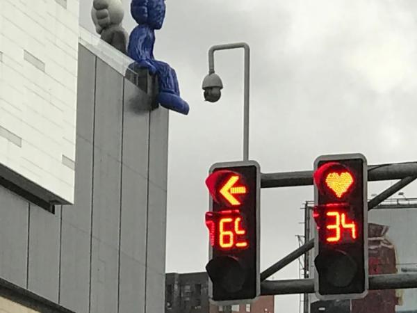 红绿灯交通信号灯为什么红绿灯必须要用红绿黄