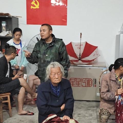 掉进洪水怎么自救