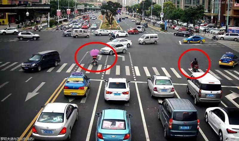 十字路口左右转弯如何看红绿灯十字路口电动车拐弯怎么看红绿灯