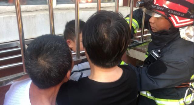 孩子被缝隙卡住怎么办好