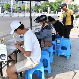 南宁市人行道乱停电单车严重？