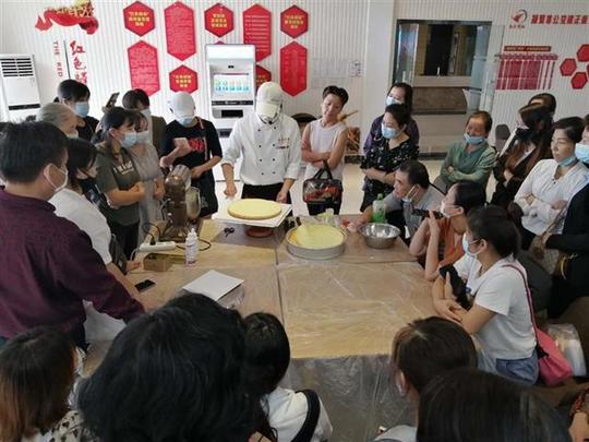 武昌举办疫后首场线下技能培训活动，50位居民学做蛋糕献礼祖国