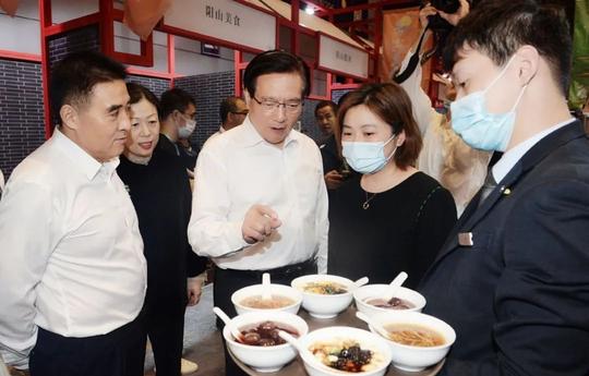 让文化创意更能打动人心！黄钦参观第十届无锡文博会展览展示