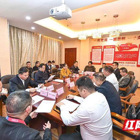 吉首市和长沙市哪个大一点