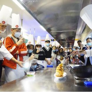 澳门与济南市哪个大