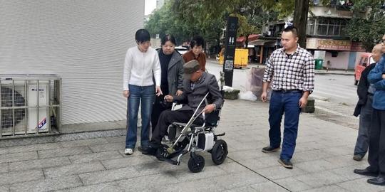区残联：发放免费辅具关爱残疾人