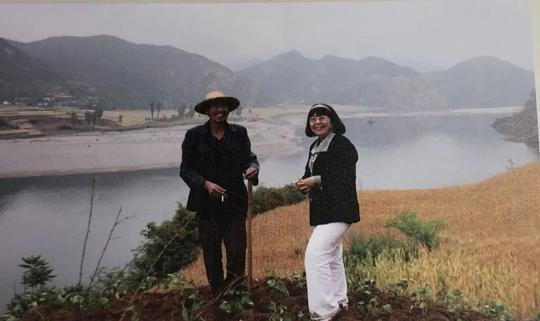 她是“汉水的女儿”，40年间以爱和悲悯记录着共和国铿锵前行的步伐