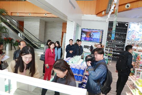 中央和长三角地区近30家主流媒体赴绿叶购调研采风