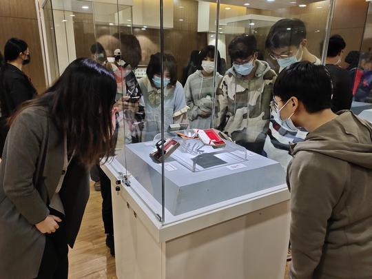 视频｜行健学院“指上匠心”非遗技艺展开幕