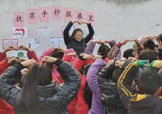 西峡县重阳镇下街小学：扶贫政策进校园扶贫手抄报展览