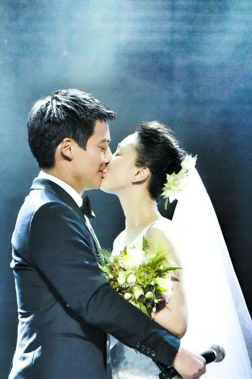 “老公”还没官宣离婚就被其他女生晒吻照，周迅你怎么看？