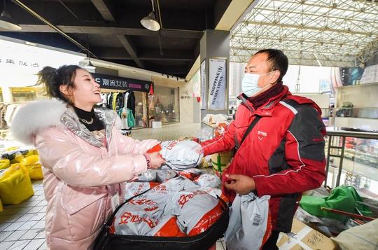 “年货生意”悄然火热：成都服装市场发货忙，快递小哥单量大增