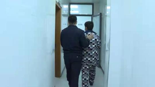 “我对不起你，对不起孩子！”男子向妻子跪地痛哭：藏了20年的秘密，瞒不住了