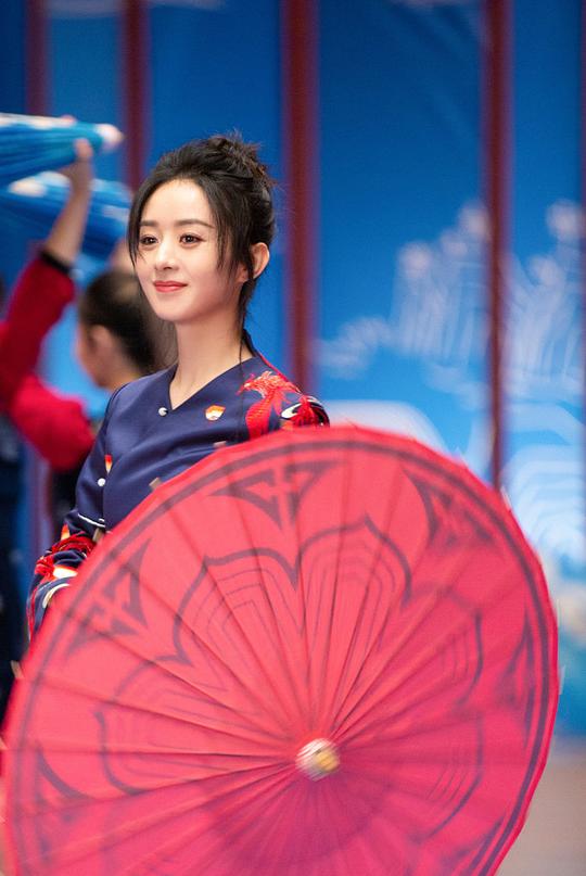 惊鸿一瞥！赵丽颖撑红色折伞身形窈窕披凤凰天灯衣演绎国风美