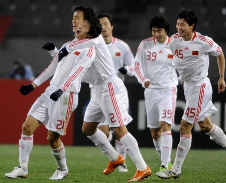 韩国国家男子足球队(98年中国球员李玮峰和韩国球员李东国为什么打架了啊)