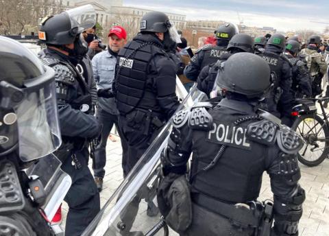 国会骚乱中与冲进国会大厦的人自拍，美国警察被停职