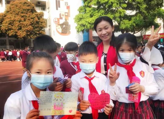 太牛啦！佛山学生开学日收到校长大红包：周末免作业