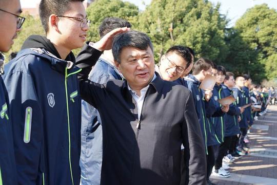 我们和刷屏的校长唐江澎聊了聊教育，这位陕西乡党给了家长一些建议