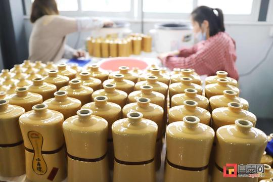 春茶产销两旺陶罐供不应求——荣县工业经济行情扫描