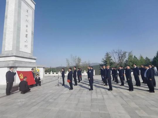 缅怀革命先烈汲取奋斗力量