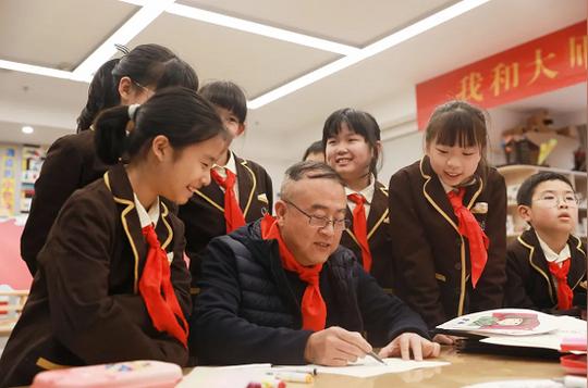 与孩子们的春天“约绘”，漫画家进校园绘党史画先锋