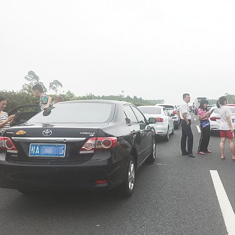 南宁离兰海高速入口近的酒店？