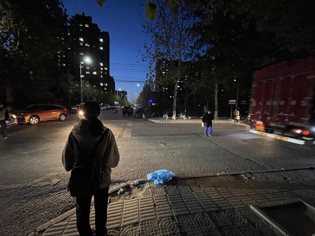 夜间通过没有交通信号灯的路口夜间通过窄桥破路怎样使用灯光