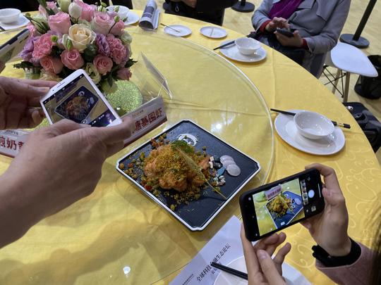 一粒米、一餐饭、一张纸里都大有门道！上交会开幕首日，这些展区被“围观”
