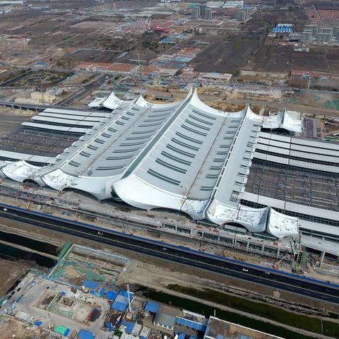 济南火车站和高铁站是一起的吗，做高铁去哪个站？