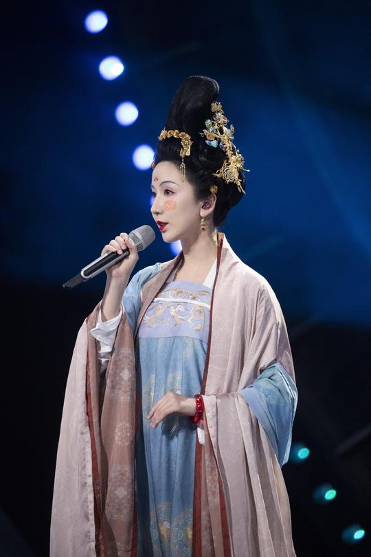 长沙76岁“汉服奶奶”走秀，网友弹幕点赞：这才是国潮大秀