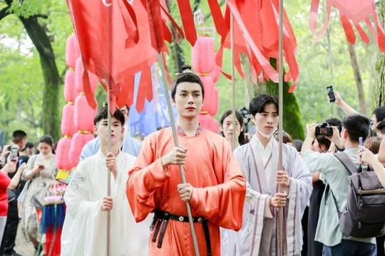 四川达州汉服爱好者集体出游巴山大峡谷成汉服打卡热门地