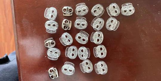生意清闲无事做，几人围在一起消磨时光，一粒纽扣50元？！全部抓走！