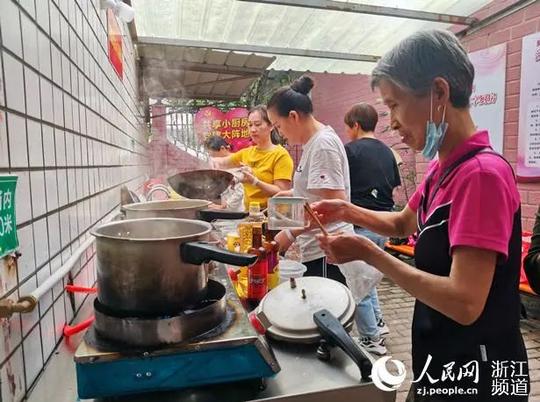 小区里的“爱心厨房”火了，可老板却不希望“生意”好…