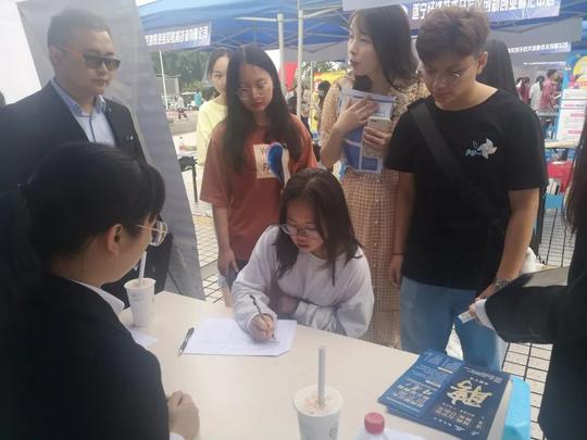 团市委深入开展“我为群众办实事”实践活动服务本地大学生就业创业