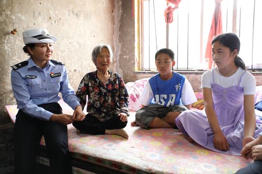 孩子因交通事故成为孤儿，“六一”节，“警察爸妈”如约而来