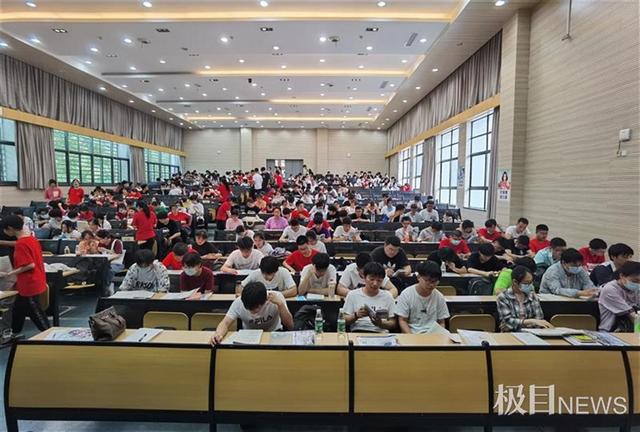 老人提供两张床让考生免费午休