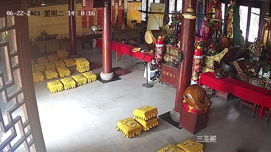 男子进入寺庙拜佛！可接下来，竟然将“黑手”伸向了功德箱