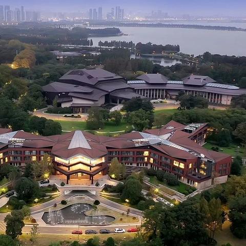 武汉东湖里面可以钓鱼吗。收费又是怎么收的？