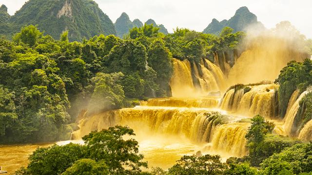 广西德天跨国瀑布景区现黄金瀑布