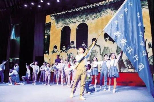 汲取艰苦奋斗的精神力量丨人民时评